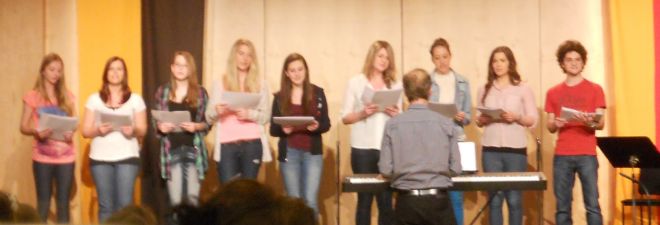 Der Oberstufe-Chor beim Bezirksjugendsingen 2013