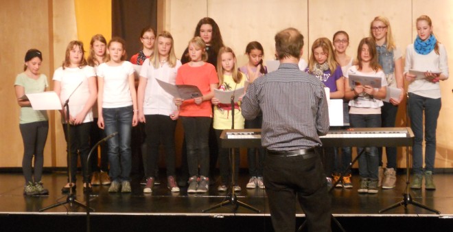 Der Unterstufe-Chor beim Bezirksjugendsingen 2013